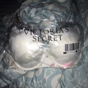 New with tags. Pink vs wear everywhere bra 34D